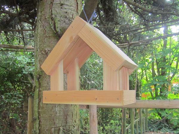 Mangeoire cabane pour oiseaux en bois